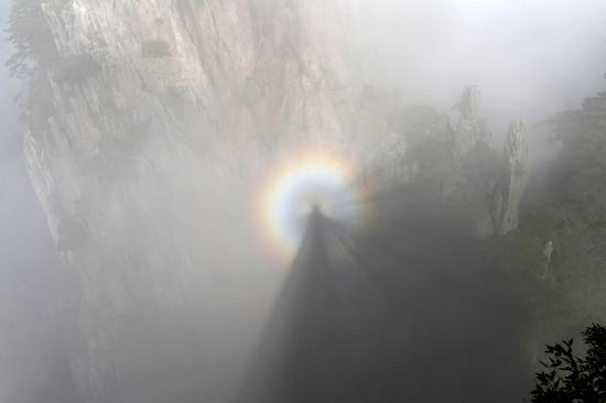 Solar halo appears over Huangshan Mountain in Anhui