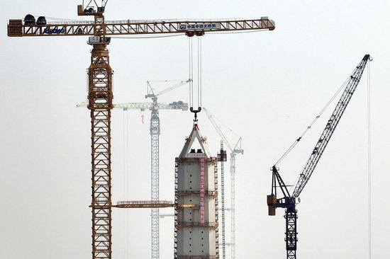 Construction of south tower on Changtai Yangtze River bridge completes