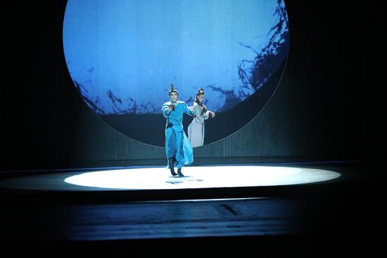 A scene from Chinese dance drama Mulan, which was performed at the John F. Kennedy Center for the Performing Arts in Washington on Friday. Three more performances were scheduled for Saturday and Sunday.  (Photo: Zhao Huanxin / China Daily) 