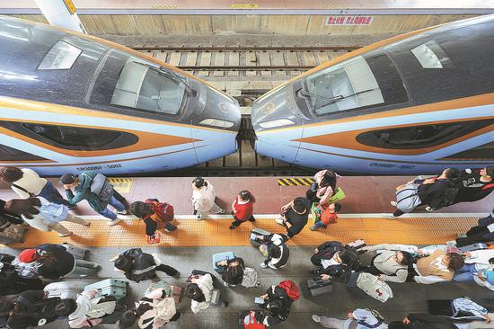 Passengers get off a high-speed train at a station in Nanjing, Jiangsu province, on Friday, the last day of the National Day holiday. (SU YANG/FOR CHINA DAILY)