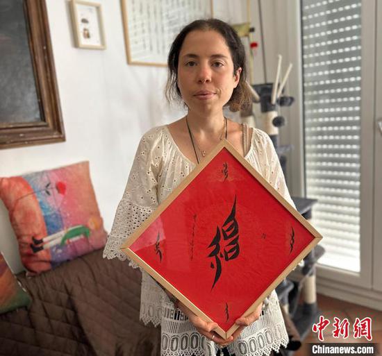 Falcini showcases the Nv Shu character 'blessing' that she wrote in Jiangyong County, Hunan Province. (Photo provided to China News Service)