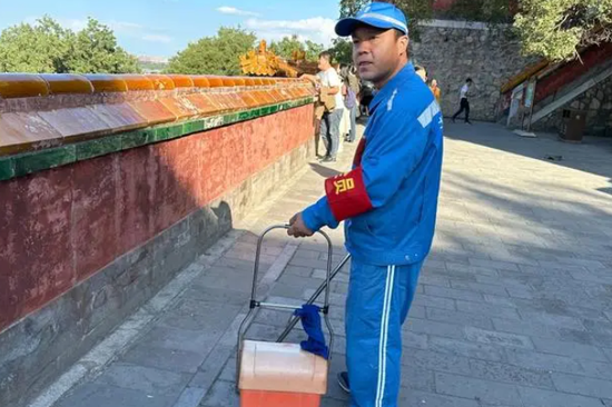Expert with a broom enlightens Summer Palace visitors