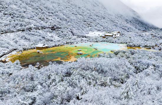 Enchanting winter scenery in Sichuan