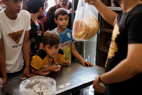 Palestinians queue for bread as food runs short