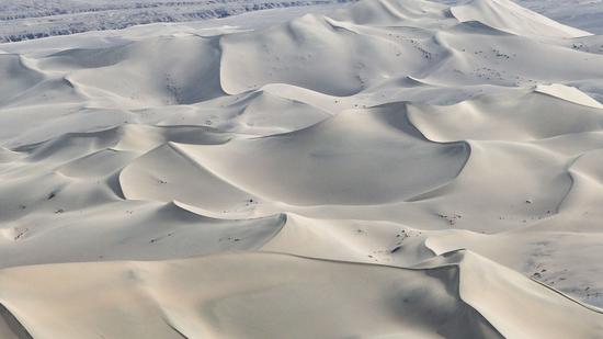 Great scenery of sand dunes in Xinjiang