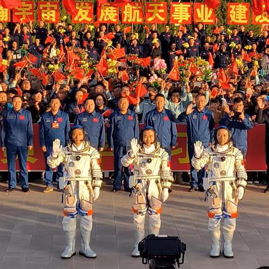 Shenzhou XVII crew ready for lift off