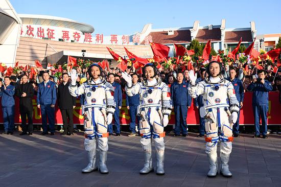 See-off ceremony held for Shenzhou-17 crew