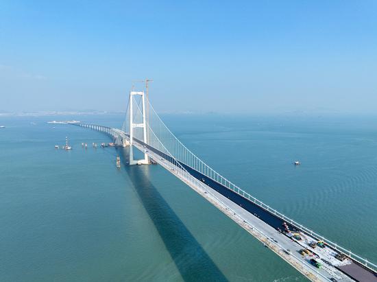 Steel deck pavement underway on Lingdingyang Bridge in S China