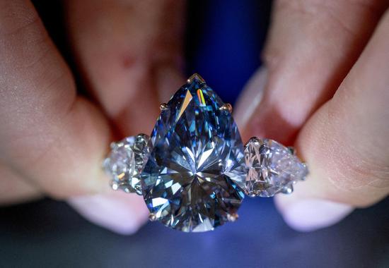 'Bleu Royal' diamond fetches $44 mln at auction