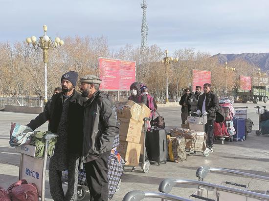 Many Pakistanis line up to clear customs in Tashikurgan Tajik autonomous county, Xinjiang Uygur autonomous region, before leaving China through the Khunjerab Pass. (CHEN MEILING/CHINA DAILY)