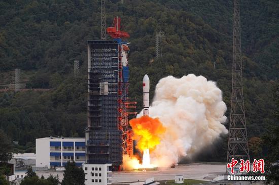 China sends experimental satellite into space