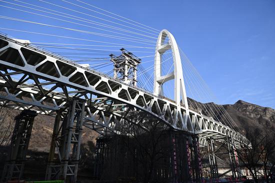 Rotation of Anjiazhuang Bridge sets world record