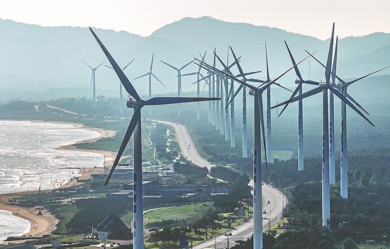A view of a wind farm in Rongcheng, Shandong province. （Photo: Li Xinjun/For China Daily）