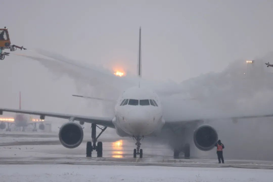 Snowfall in Beijing causes flight, train delays and personal injury
