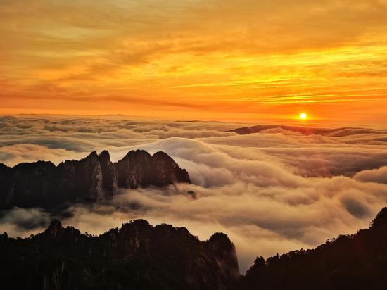 Clouds shrouded Mount Huangshan at sunset