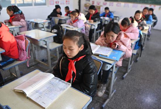 Classes resume in quake-hit Gansu