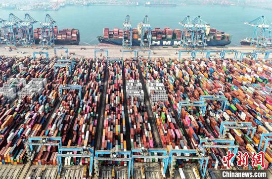 The automated dock (Phase  III project） of Qingdao Port is put into operation in East China’s Shandong Province, Dec. 27, 2023. （Photo/China News Service）