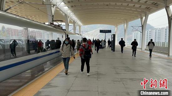 The high-speed train G7711 arrives at Taizhou railway station in east China's Zhejiang Province, Jan. 8, 2024. (Photo/China News Service)