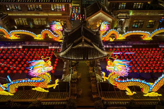 Loong-themed lanterns add festive atmosphere to city