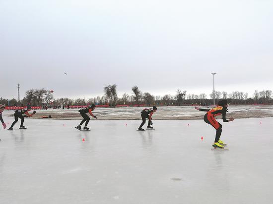 Students practice speed skating on a rink run by the 181st Regiment Middle School in Beitun, Xinjiang Uygur autonomous region. (YAN DONGJIE/CHINA DAILY)