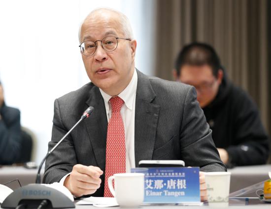 Senior Research Fellow of Taihe Institute and American commentator Einar Tangen  makes a keynote speech at the “Decoding Zhonghua” International Conference on Dialogue among Civilizations, Jan 17, 2023.  (Photo provided to China News Network)