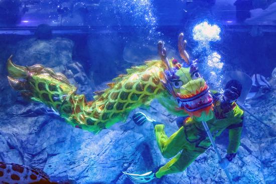 Underwater dragon dance in Nanjing marks lunar new year