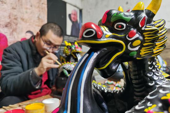 Dragon-themed intangible cultural heritage artwork heats up festival