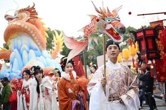 Traditional costume parade celebrates Spring Festival in Nanjing