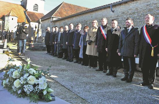 Chinese Ambassador to France Lu Shaye (third from right), among other Chinese and French officials, on Saturday pay tribute to late French president General Charles de Gaulle at his cemetery in Colombeyles-Deux-Eglises to mark the 60th anniversary of China-France diplomatic ties. (LI YANG/CHINA NEWS SERVICE)
