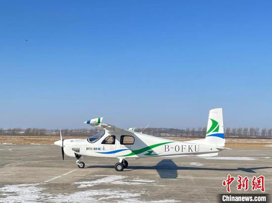 The<strong></strong> prototype of China's self-developed and the world's first four-seater hydrogen-fueled internal combustion engine aircraft completes its maiden flight at an airport in Shenyang, northeast China's Liaoning Province, Jan. 29, 2024. (Photo/China News Service)