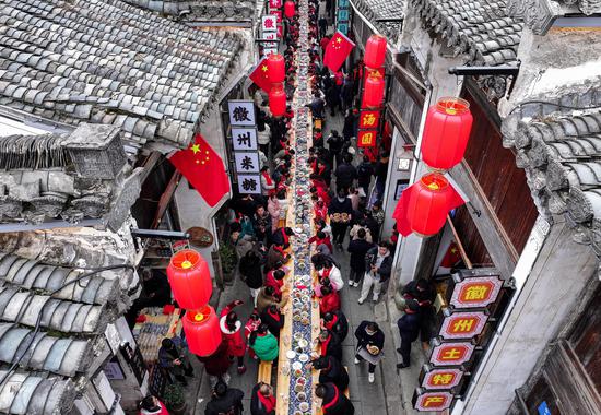 Tourists enjoy long-table banquet in Anhui