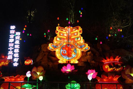Splendid lanterns illuminate Baotu Spring in Shandong