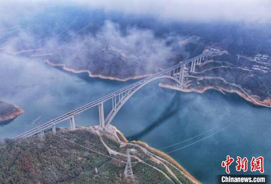The<strong></strong> world's largest span arch bridge opened to traffic on Thursday in Tian'e county of Hechi, south China's Guangxi Zhuang Autonomous Region, Feb. 1, 2024. (Photo/China News Service)