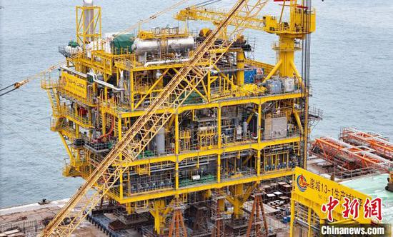 The<strong></strong> second phase of Shenhai Yihao, China's first self-developed ultra-deep-water gas field, saw the onshore manufacturing of its integrated processing platform completed in Qingdao, Shandong province. (Photo/China News Service)