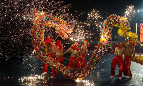 Spectacular fire dragon dance celebrates Spring Festival in Sichuan