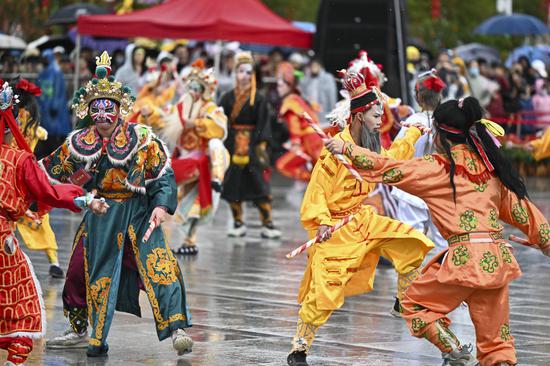 Traditional 'dance to hero's song' in Guangdong staged to celebrate Chinese New Year
