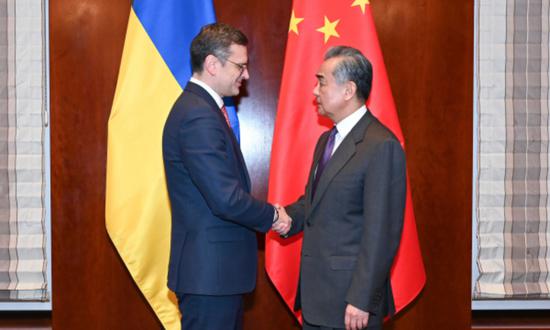 Chinese Foreign Minister Wang Yi (right) meets with Ukrainian Foreign Minister Dmytro Kuleba on the sidelines of the Munich Security Conference (MSC) on Saturday. (Photo/fmprc.gov.cn)