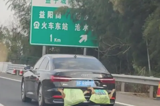 Car trunks overflow with love and local treats as Chinese return from holiday