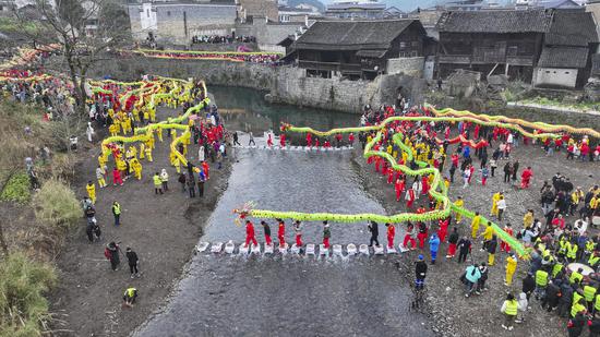Gunlong dance staged to greet Lantern Festival