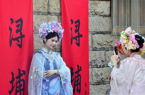 'Wearing garden on the head' in Fujian attracts visitors