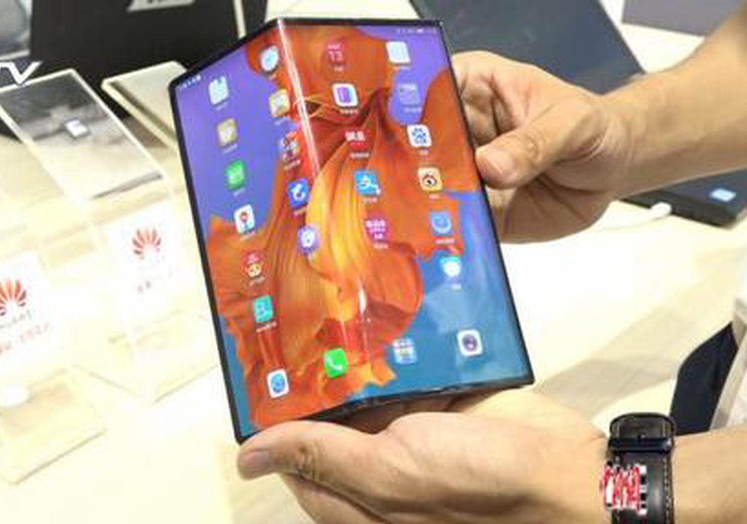 Foldable phones surge in popularity amid stagnant market
