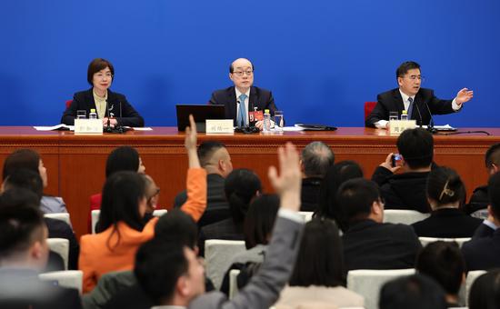 Journalists raise hands to ask questions at a news conference of the second session of the 14th National Committee of the Chinese People's Political Consultative Conference at the Great Hall of the People in Beijing, March 3, 2024. (Photo by Zou Hong/chinadaily.com.cn)