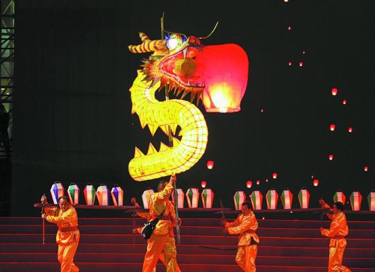 The Banban Dragon Lantern from Hunan province is among the highlights of a national dragon dance gala during Spring Festival in Huizhou, Guangdong province. （Photo provided to China Daily）