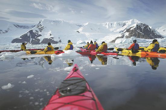 Tourists in kayaks explore Antarctica in February. (PHOTO PROVIDED TO CHINA DAILY)