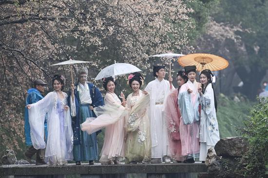 Hanfu beauty shines at cherry blossom festival
