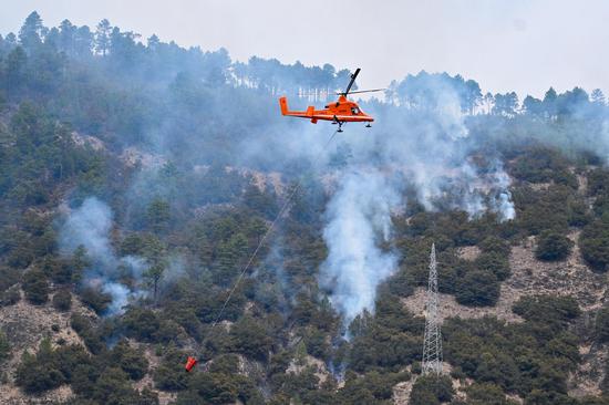 China dispatches aircraft to combat forest fire in Yunnan