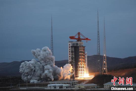 A modified Long March-6 carrier rocket carrying the Yunhai 3-02 satellite blasts off from the Taiyuan Satellite Launch Center in north China's Shanxi Province at 6:51 a.m. Beijing Time on March 27,<strong></strong> 2024. (Photo/China News Service)