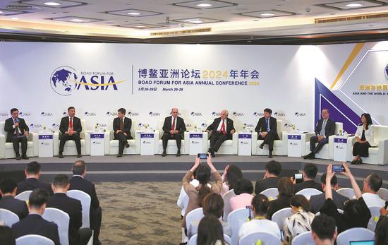 Participants discuss the outlook for the Chinese economy during the Boao Forum for Asia Annual Conference 2024 in Boao, Hainan province, on Thursday. (FENG YONGBIN/CHINA DAILY)