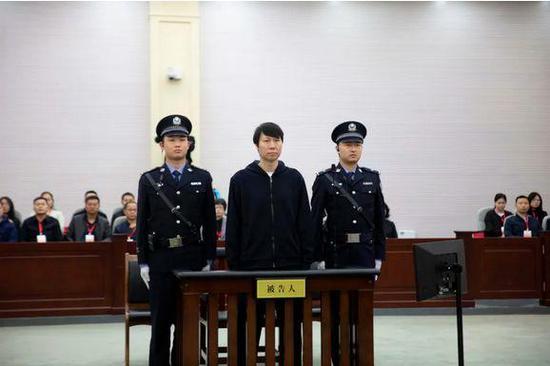 Li Tie (C, front), former head coach of the Chinese national men's soccer team, appears at the Xianning Intermediate People's Court in Hubei province, March 28, 2024. (Photo / WeChat account of Xianning Intermediate People's Court)
