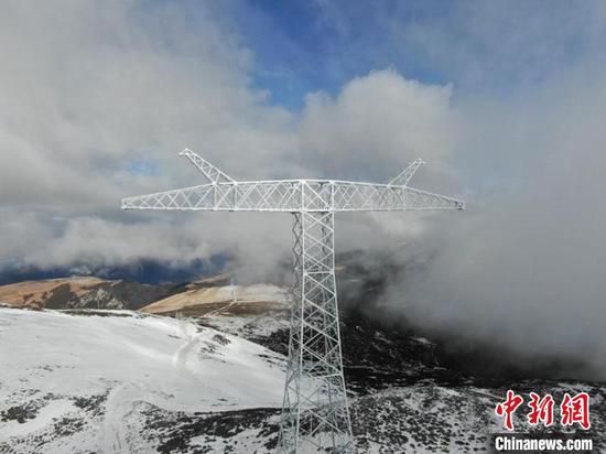 Construction of a new ultra-high voltage (UHV) power transmission tower for the Jinshang-Hubei 800-kilovolt UHV direct current power transmission project is completed in Ganzi Tibetan Autonomous Prefecture of southwest China's Sichuan Province, April 1, 2024. (Photo/China News Service)